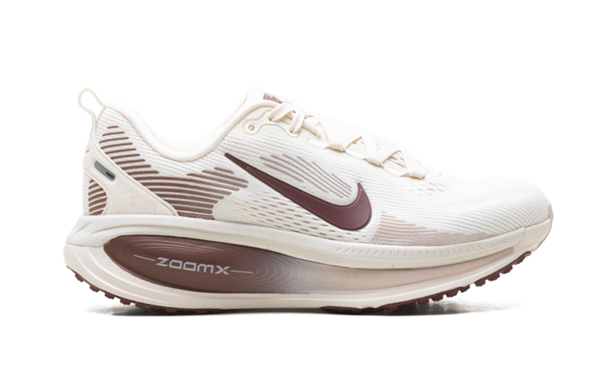 Vomero 18 WMNS"Pale Ivory Red Sepia Silt Red Dark Team Red" HM6804 108