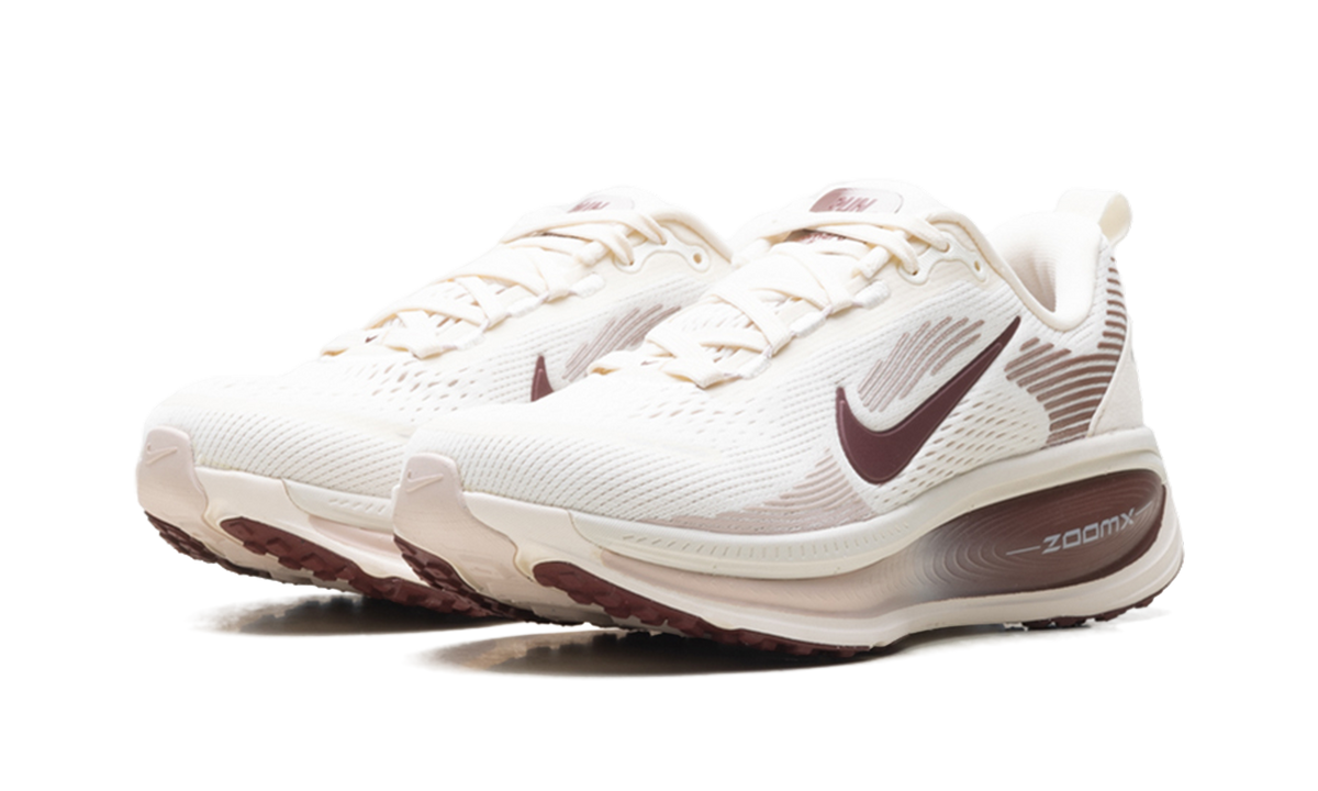 Vomero 18 WMNS"Pale Ivory Red Sepia Silt Red Dark Team Red" HM6804 108